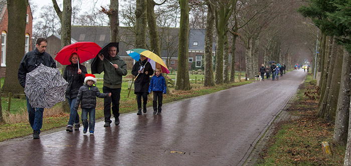 wandelaars rond altena